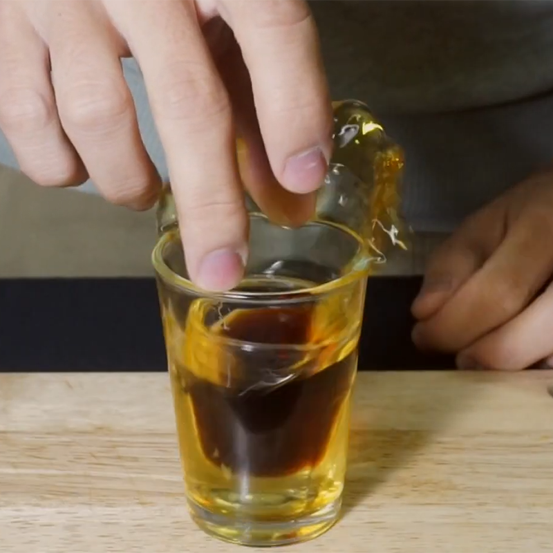 Bước 2 Pha cocktail Jager Bomb