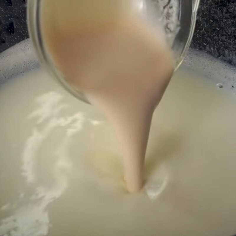 Bước 2 Nấu hỗn hợp sữa tươi Kem dâu tây sữa tươi