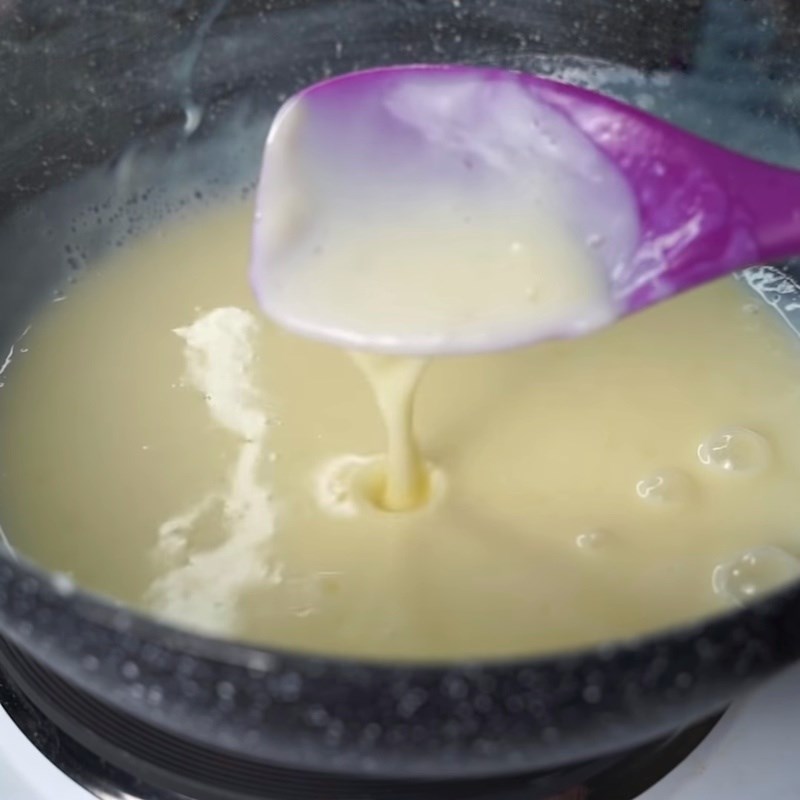 Bước 2 Nấu hỗn hợp sữa tươi Kem dâu tây sữa tươi