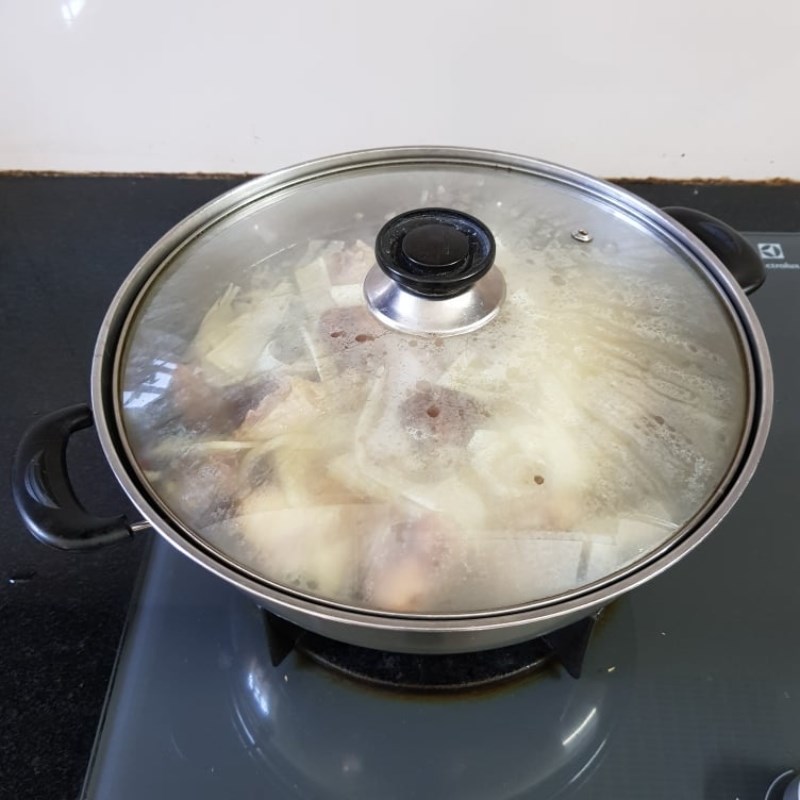 Bước 5 Nấu nước lẩu Lẩu gà măng chua