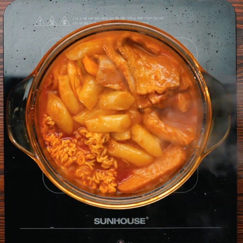 Bước 3 Nấu nước súp Tokbokki bằng bánh tráng - Bách hóa XANH