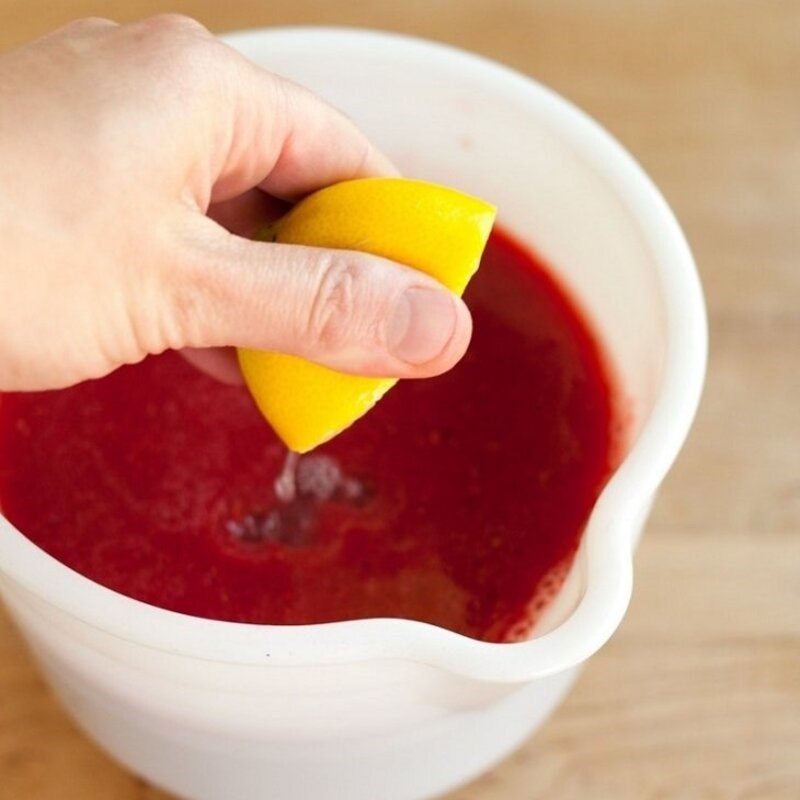 Bước 2 Nấu siro dâu Kem dâu đá bào