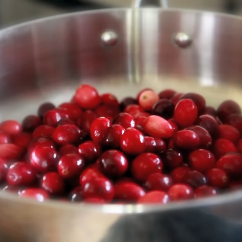 Bước 2 Nấu sốt nam việt quất Sốt cranberry với nước ép trái cây