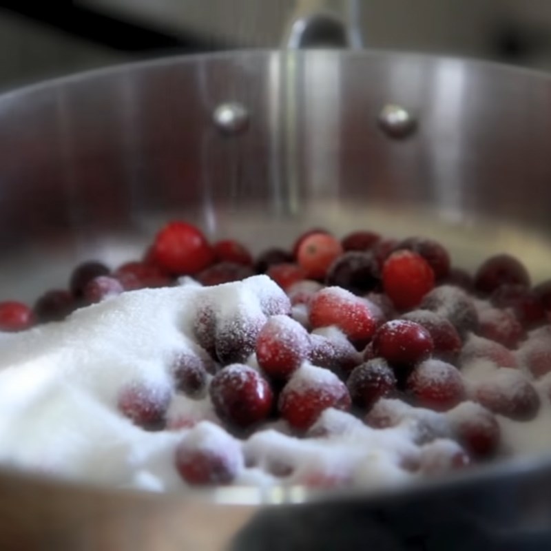 Bước 2 Nấu sốt nam việt quất Sốt cranberry với nước ép trái cây