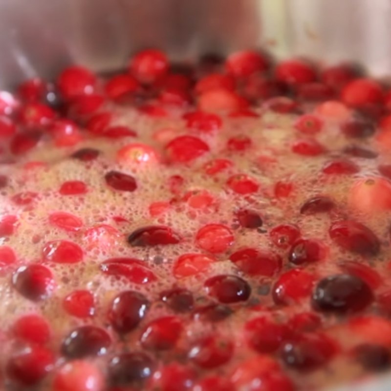 Bước 2 Nấu sốt nam việt quất Sốt cranberry với nước ép trái cây