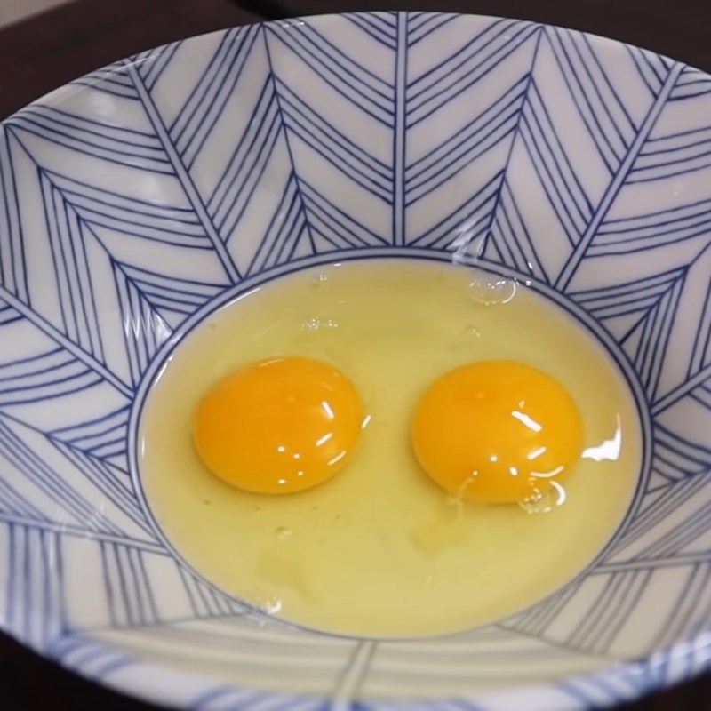 Bước 1 Nấu trứng Mì cay samyang trứng