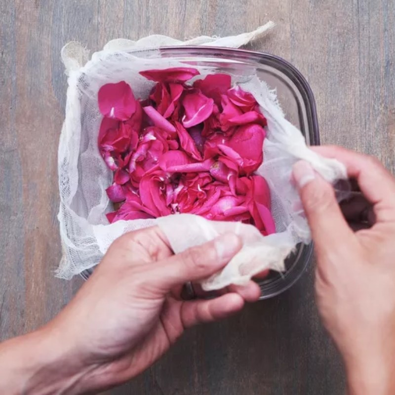 Bước 2 Ngâm hoa qua đêm Cách làm nước hoa bằng hoa hồng