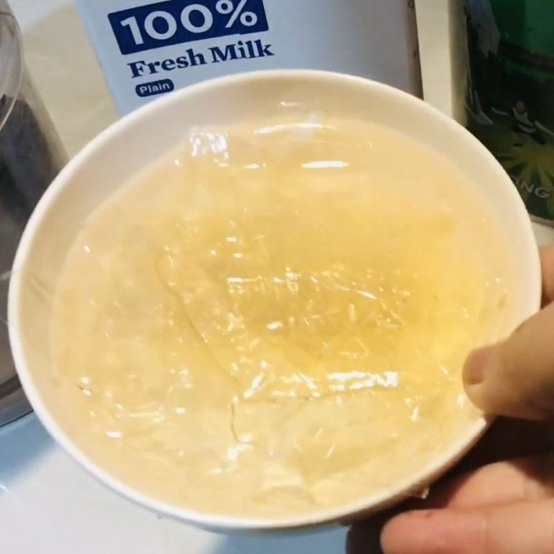 Bước 1 Ngâm lá gelatine với nước Sữa chua dẻo bằng gelatin lá
