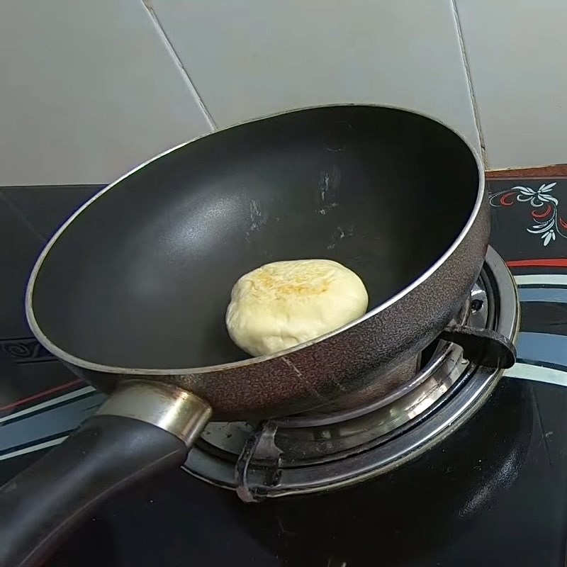 Bước 5 Nướng bánh bằng chảo chống dính Bánh mì ngọt nhân đậu xanh bằng chảo chống dính