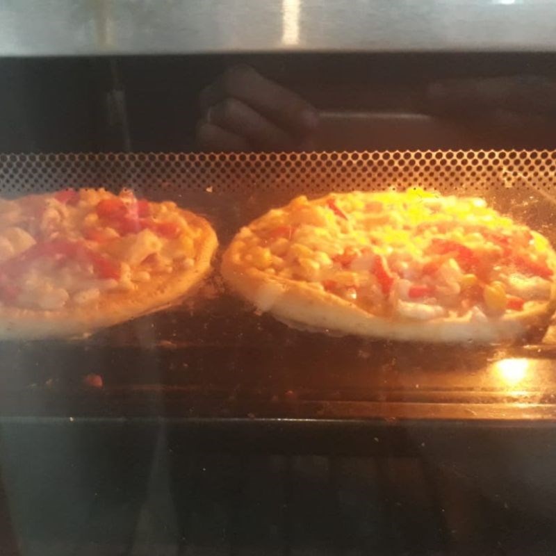 Bước 5 Nướng bánh pizza hải sản phô mai Pizza hải sản phô mai (công thức được chia sẻ từ người dùng)