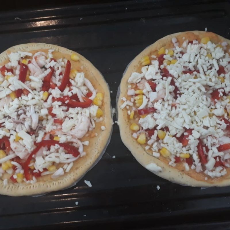 Bước 5 Nướng bánh pizza hải sản phô mai Pizza hải sản phô mai (công thức được chia sẻ từ người dùng)