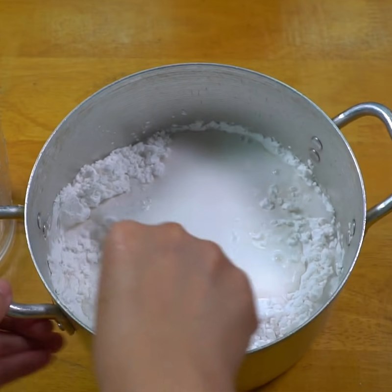 Bước 3 Pha bột Bánh bột lọc lá chuối