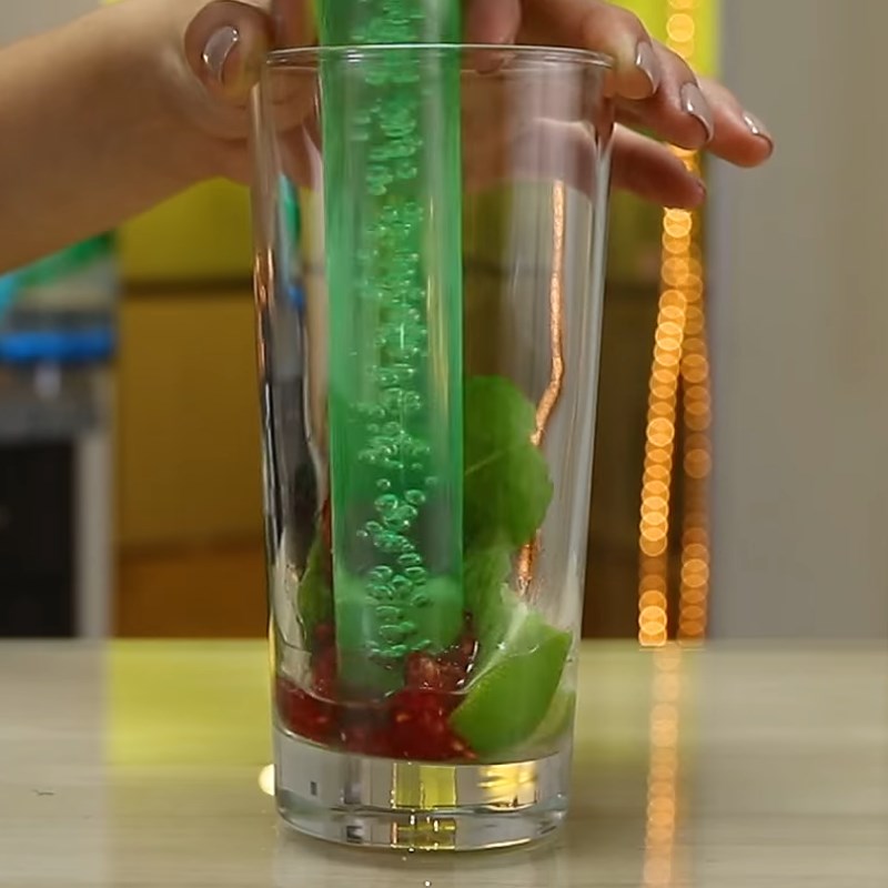 Bước 2 Pha chế mojito phúc bồn tử biển xanh Mojito phúc bồn tử biển xanh