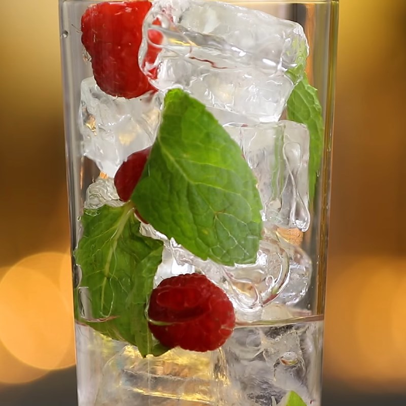 Bước 2 Pha chế mojito phúc bồn tử biển xanh Mojito phúc bồn tử biển xanh