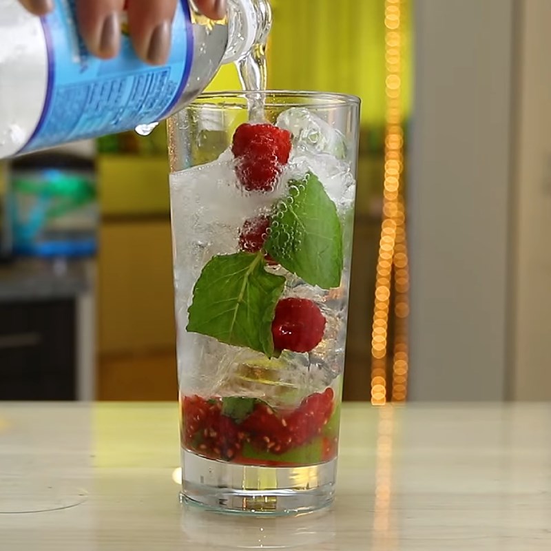 Bước 2 Pha chế mojito phúc bồn tử biển xanh Mojito phúc bồn tử biển xanh