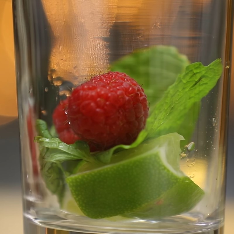 Bước 2 Pha chế mojito phúc bồn tử biển xanh Mojito phúc bồn tử biển xanh