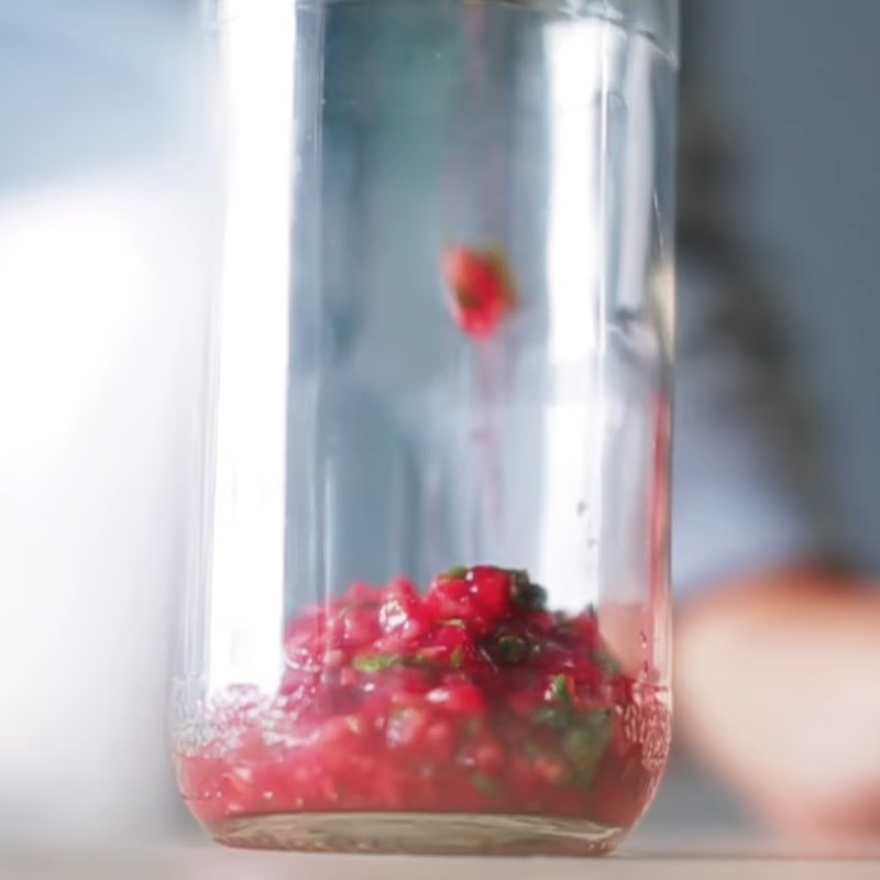 Bước 2 Pha chế mojito phúc bồn tử không cồn Mojito phúc bồn tử không cồn