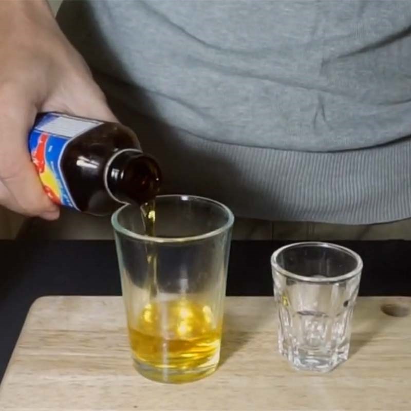 Bước 2 Pha cocktail Jager Bomb