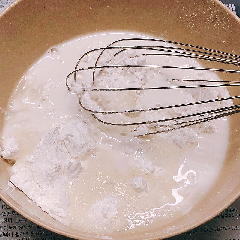 Bước 2 Pha hỗn hợp bột làm da bánh Bánh phu thê (xu xê) Đình Bảng
