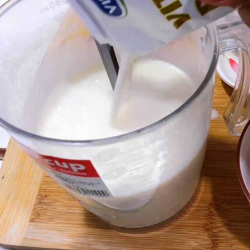 Bước 1 Pha hỗn hợp sữa Kem chanh muối