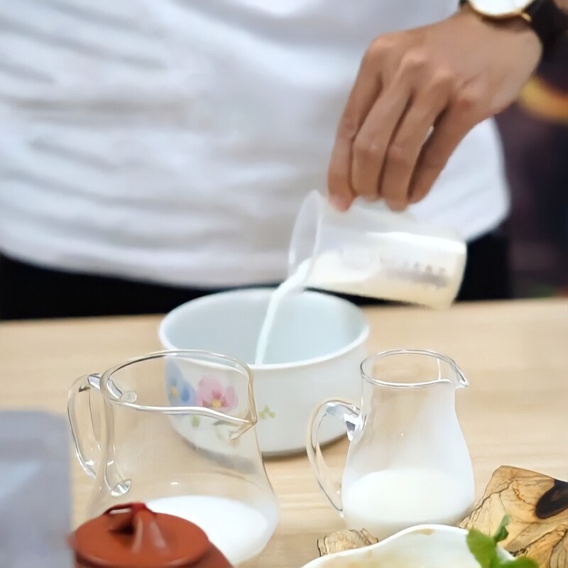 Bước 1 Pha matcha với sữa Matcha sữa dừa
