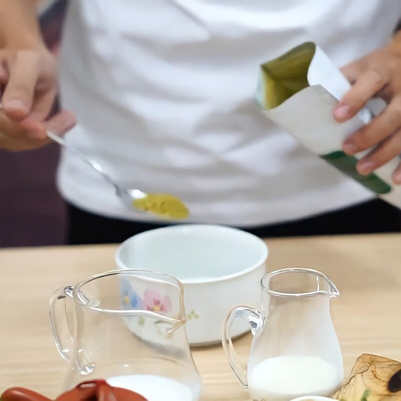 Bước 1 Pha matcha với sữa Matcha sữa dừa