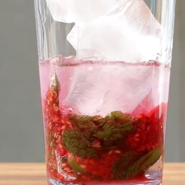 Bước 3 Pha mojito phúc bồn tử Mojito phúc bồn tử