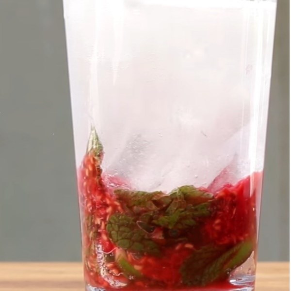 Bước 3 Pha mojito phúc bồn tử Mojito phúc bồn tử