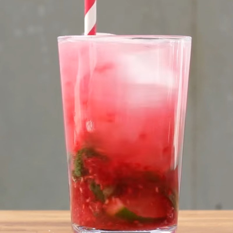 Bước 3 Pha mojito phúc bồn tử Mojito phúc bồn tử