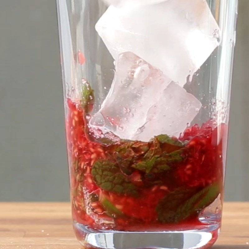 Bước 3 Pha mojito phúc bồn tử Mojito phúc bồn tử