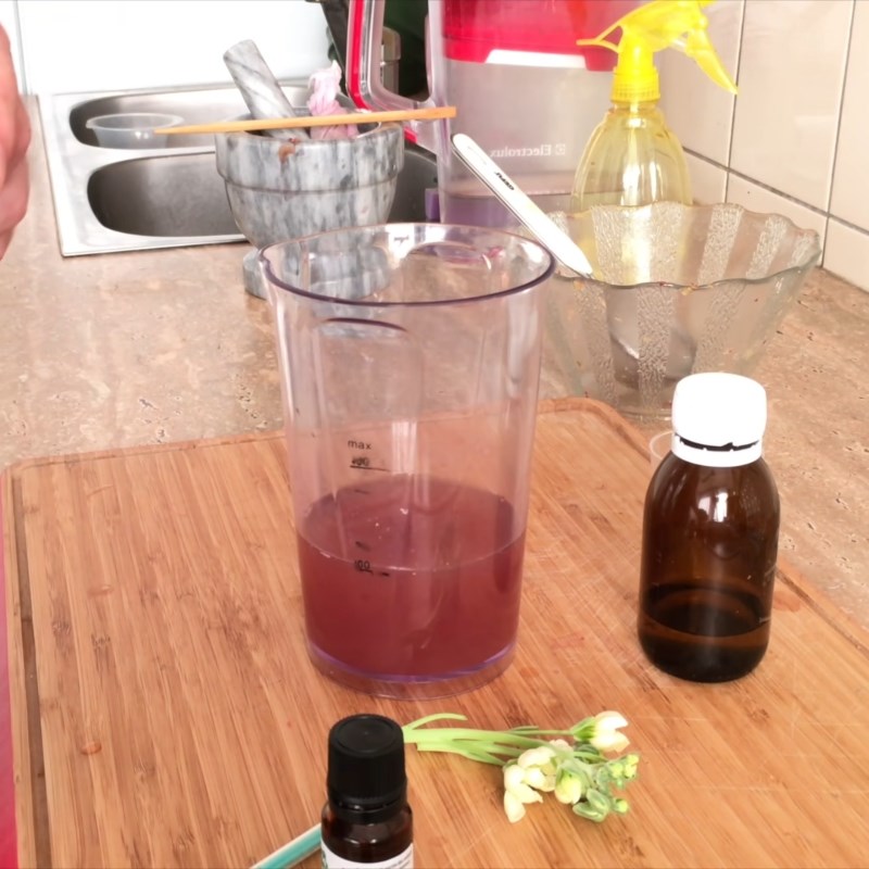 Bước 3 Pha tinh dầu Cách làm nước hoa bằng hoa hồng, Matthiola incana