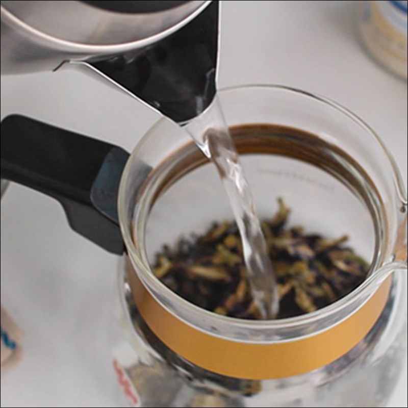 Bước 3 Pha trà Trà hoa đậu biếc khô