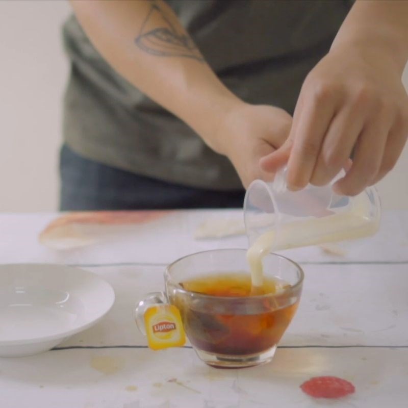 Bước 2 Pha trà lipton với sữa Trà lipton sữa nóng