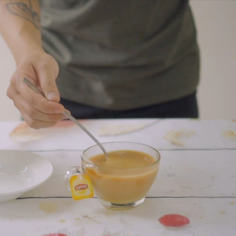 Bước 2 Pha trà lipton với sữa Trà lipton sữa nóng