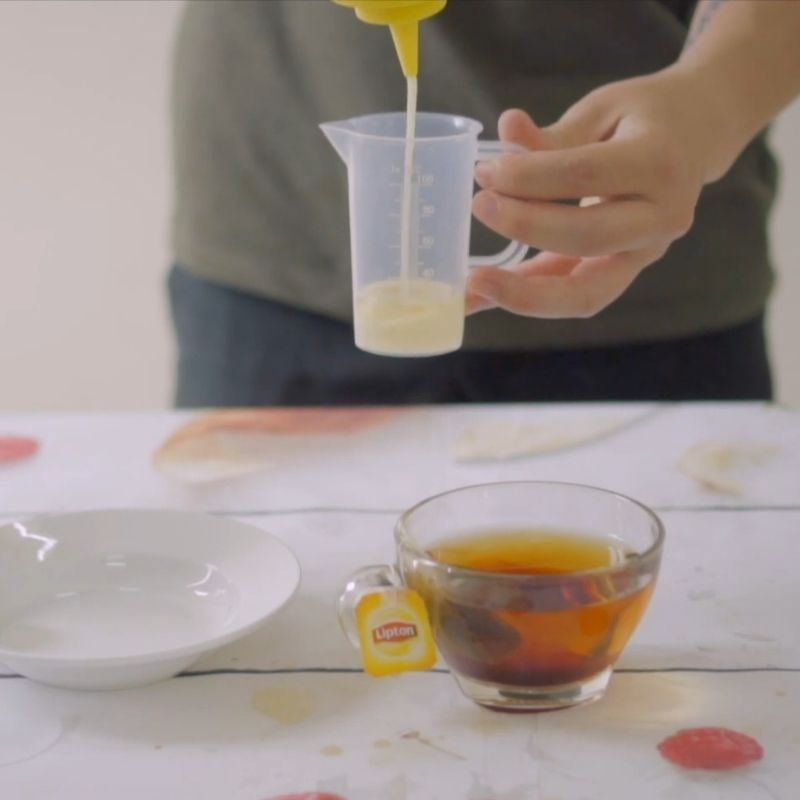 Bước 2 Pha trà lipton với sữa Trà lipton sữa nóng