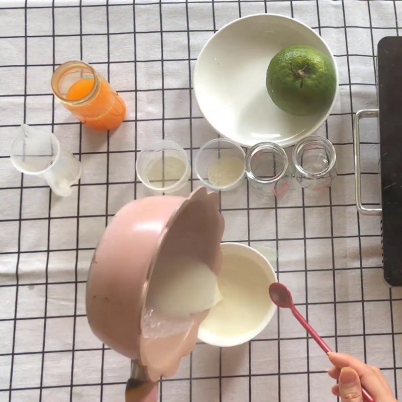 Bước 2 Pha và đổ khuôn pudding sữa Pudding cam