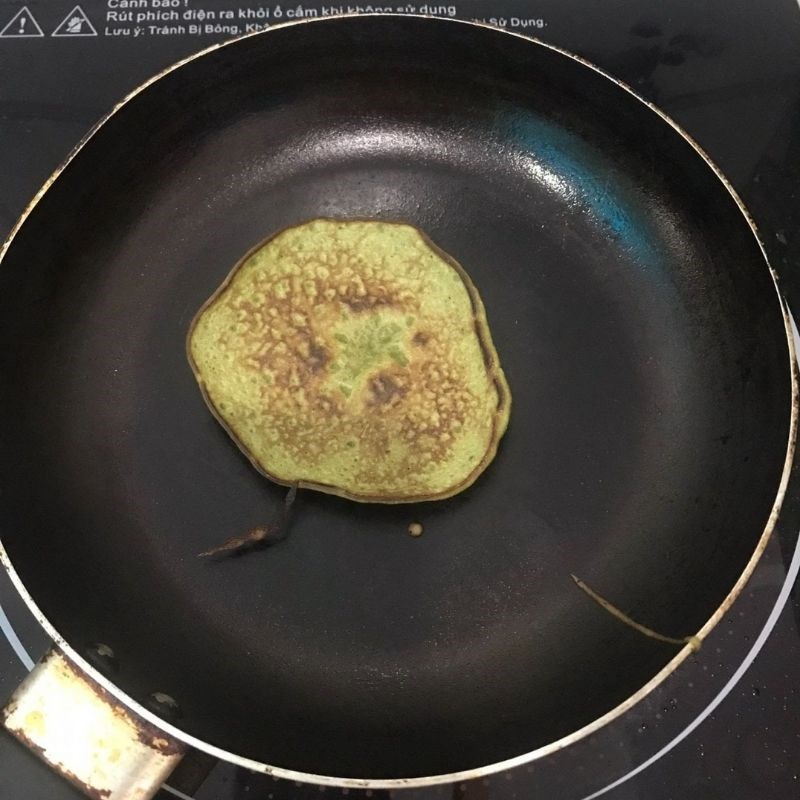Bước 2 Rán bánh pancake trà xanh bằng chảo Pancake trà xanh
