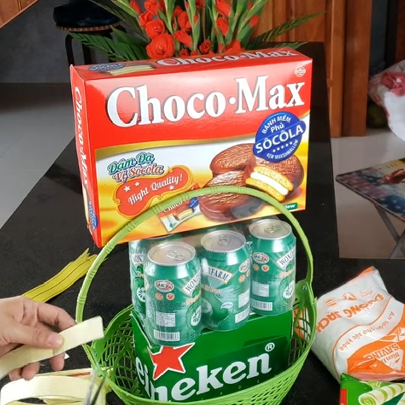 Bước 3 Sắp xếp, cố định bánh kẹo Giỏ quà bánh kẹo bằng băng keo xốp