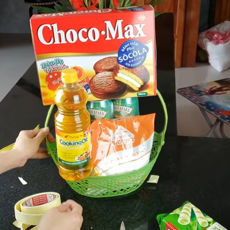 Bước 3 Sắp xếp, cố định bánh kẹo Giỏ quà bánh kẹo bằng băng keo xốp