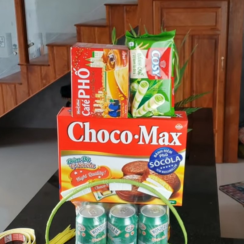 Bước 3 Sắp xếp, cố định bánh kẹo Giỏ quà bánh kẹo bằng băng keo xốp