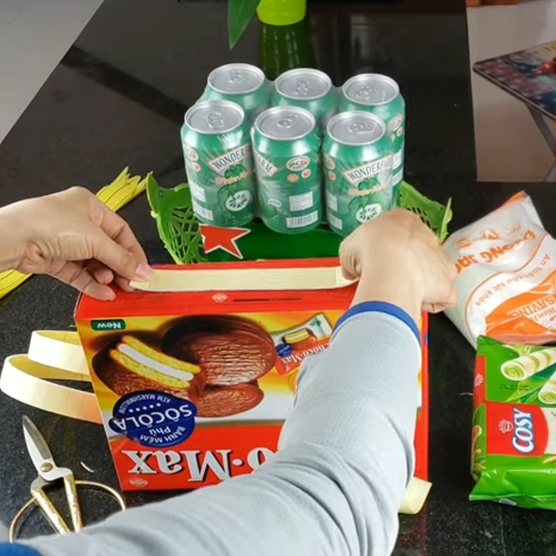 Bước 3 Sắp xếp, cố định bánh kẹo Giỏ quà bánh kẹo bằng băng keo xốp