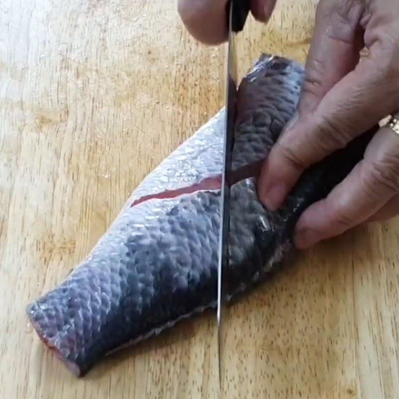 Bước 1 Sơ chế cá lóc Cá lóc hấp nước cốt dừa