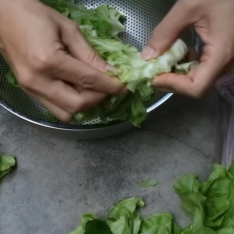 Bước 1 Sơ chế các loại rau Salad xúc xích dưa leo