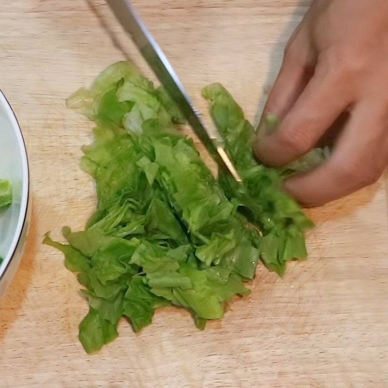 Bước 1 Sơ chế các loại rau Salad xúc xích dưa leo