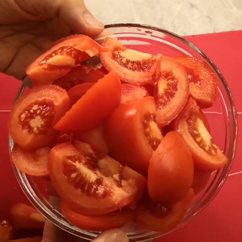 Bước 1 Sơ chế các nguyên liệu Canh rong biển cà chua