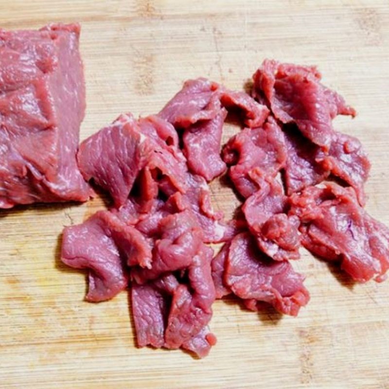 Bước 1 Sơ chế các nguyên liệu Thịt bò xào hành tây cà chua