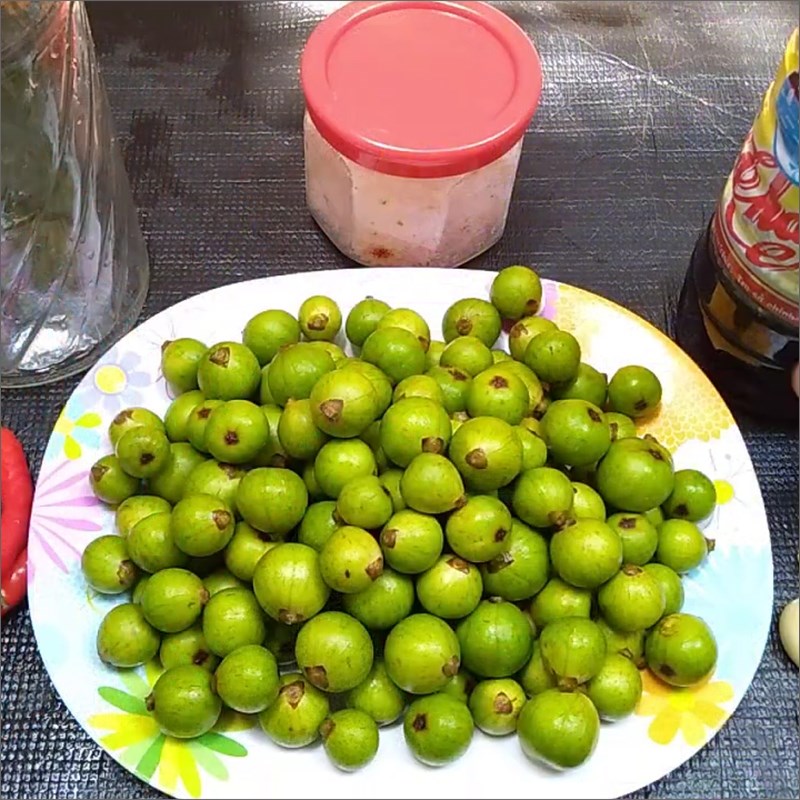 Bước 2 Sơ chế các nguyên liệu Sung ngâm mắm tỏi ớt