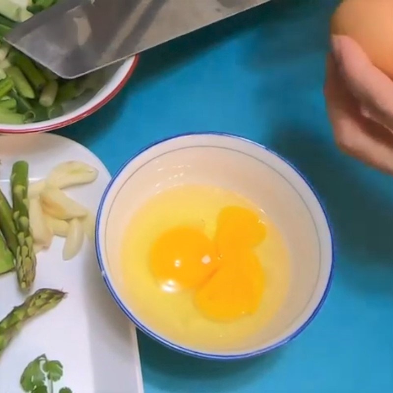 Bước 1 Sơ chế các nguyên liệu Măng tây xào trứng