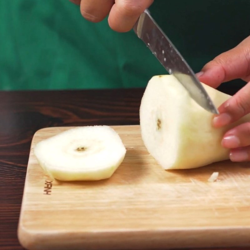 Bước 1 Sơ chế các nguyên liệu Chè trái lê táo đỏ