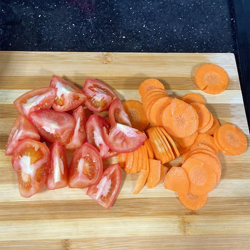 Bước 1 Sơ chế các nguyên liệu Nước ép cà rốt với cà chua bằng máy xay sinh tố